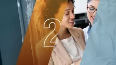 Dos personas sonríen juntas en un diseño gráfico con el número 2.