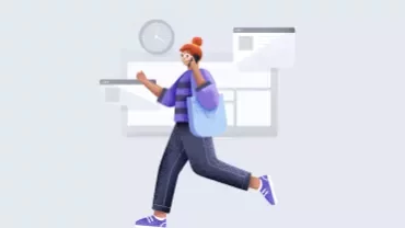 Mujer caminando con un teléfono y una bolsa azul.