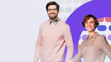 Hombre con suéter rosa y mujer con blusa de cuadros sonríen.