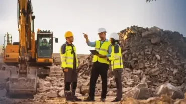 tres personas trabajando en una mina