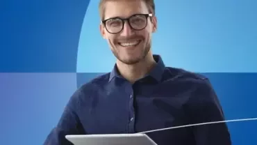 Persona trabajando con tablet mirando hacia el frente