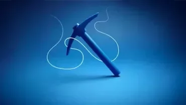 Piqueta azul apoyada sobre un fondo azul, con una línea blanca ondulante que representa actividad minera y trabajo de campo.