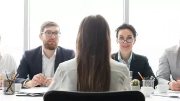 personas en una junta