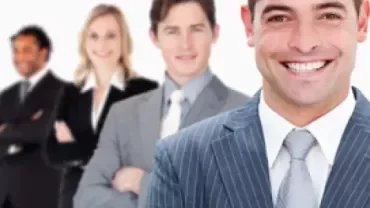 cinco personas mirando al frente con traje