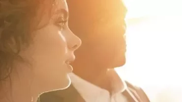 Dos personas perfiladas en la luz del sol.