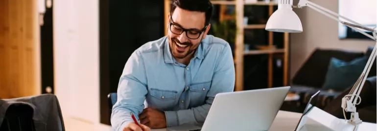Hombre trabajando en su computadora portátil en una oficina.