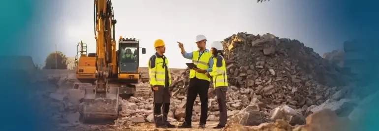 tres personas trabajando en una mina