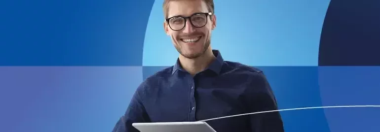 Persona trabajando con tablet mirando hacia el frente