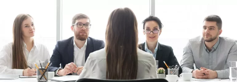 personas en una junta