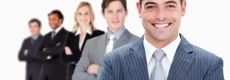 cinco personas mirando al frente con traje