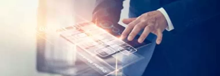 Hombre usando una interfaz digital holográfica en una oficina.