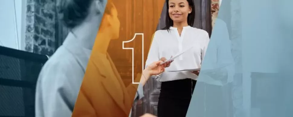 Profesional entregando documento en oficina.