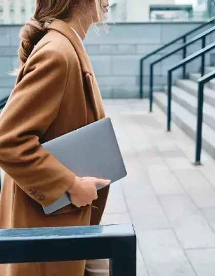 Mujer con una laptop en sus manos