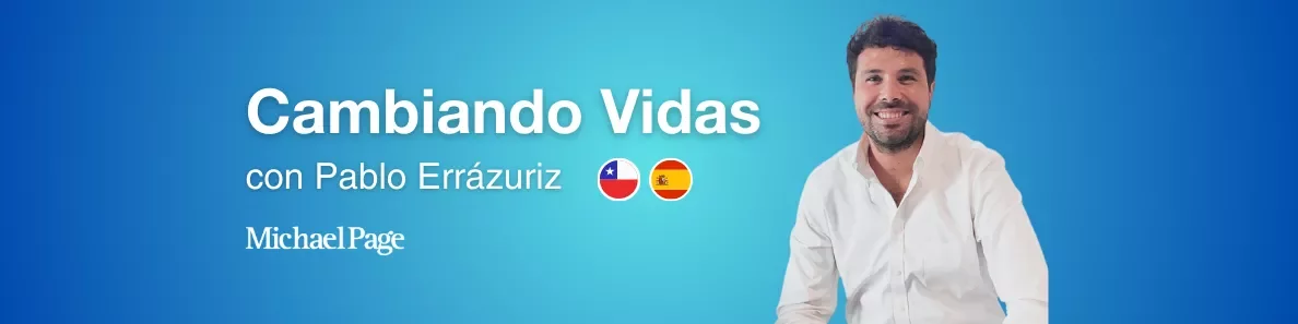 Hombre sonriendo con el texto Cambiando Vidas y banderas de Chile y España.