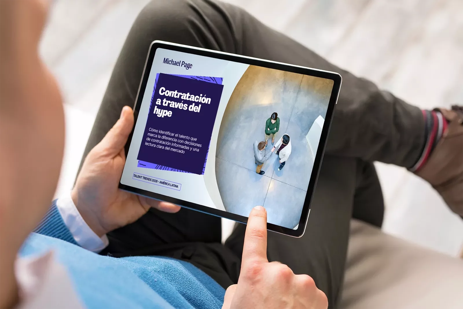 Persona sosteniendo una tablet con “Contratando más allá del hype”.