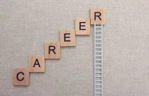 Palabra 'Career' formada con fichas de madera.