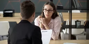 Entrevista de trabajo en oficina, mujer hablando con reclutador.