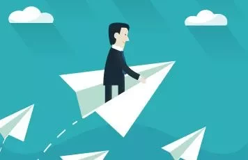 Ilustración de un hombre en traje volando en un avión de papel sobre un fondo azul.