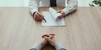 Entrevista de trabajo con documentos en la mesa.